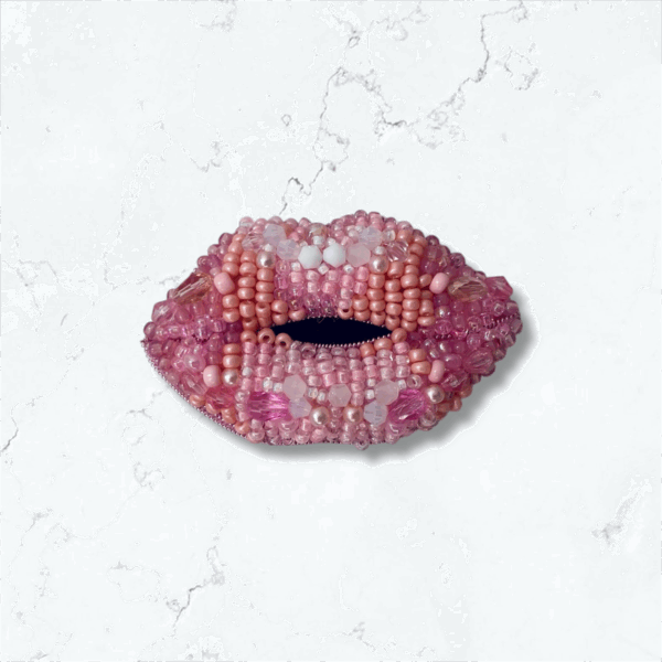 Bouche entrouverte rose