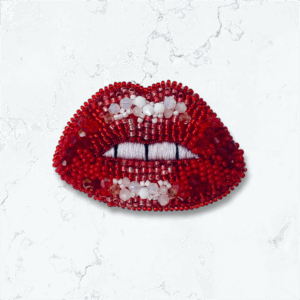 Bouche entrouverte rouge