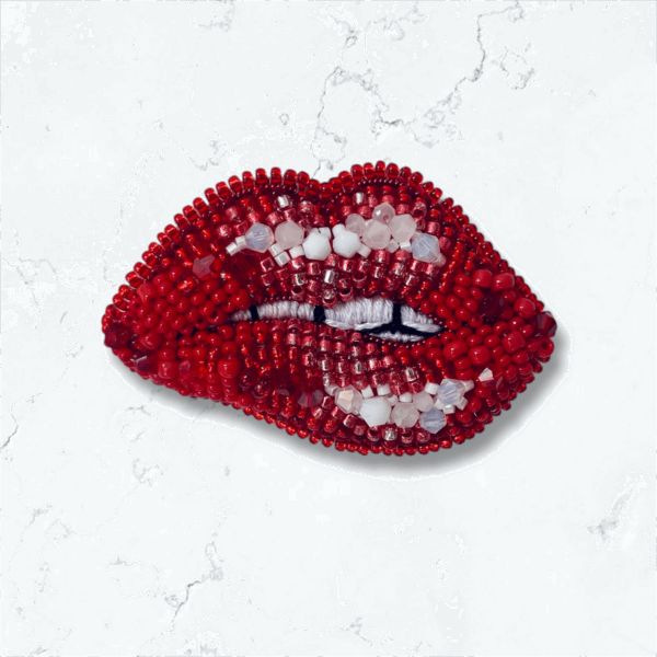 Bouche pincée rouge