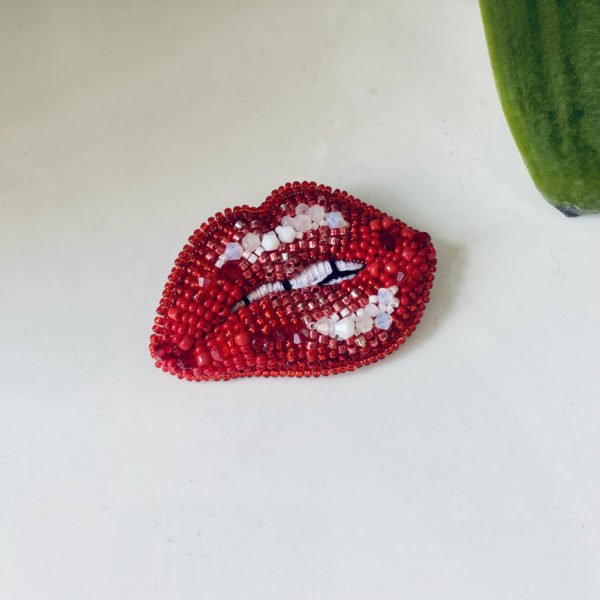 Bouche pincée rouge – Image 2
